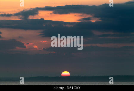 Le soleil se lève sur la mer Baltique à Warnemuende, Allemagne, 23 avril 2012. Photo : BERND WUESTNECK Banque D'Images