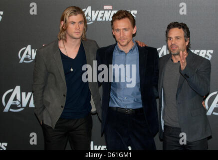 Acteurs Chris Hemsworth (L-R), Tom Hiddleston et Mark Ruffalo pose devant l'appareil photo pendant la 'Merveille's the Avengers' photocall à Berlin, Allemagne, 23 avril 2012. Le film sera diffusé aux cinémas allemands le 26 avril 2012. Photo : JOERG CARSTENSEN Banque D'Images
