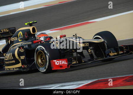 Le Français Romain Grosjean Pilote de Formule 1 Lotus de steers sa voiture pendant le Grand Prix de Formule 1 de Bahreïn au Circuit International de Sakhir, près de Manama, Bahreïn, le 22 avril 2012. Photo : David Ebener dpa Banque D'Images