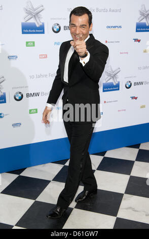 L'acteur allemand Erol Sander arrive pour la remise des prix du 10ème Prix Felix Burda à l'hôtel Adlon à Berlin, 22 avril 2012. La Fondation Felix Burda projets et achievemnets spécialisé dans la prévention du cancer du côlon. Photo : JOERG CARSTENSEN Banque D'Images