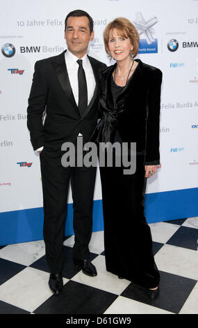 L'acteur allemand Erol Sander et présidente de la Fondation Felix Burda Christa Maar assister à la cérémonie de remise des prix du 10ème Prix Felix Burda à l'hôtel Adlon à Berlin, 22 avril 2012. La Fondation Felix Burda projets et achievemnets spécialisé dans la prévention du cancer du côlon. Photo : JOERG CARSTENSEN Banque D'Images