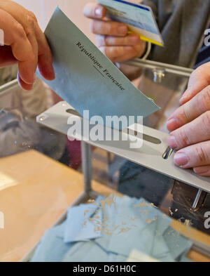 Â femme jette son vote pour la Présidence française dans un hôtel à Fürth, Allemagne, 22 avril 2012. Français vivant en Allemagne ont commencé aux chats leur vote. Foto : Daniel Karmann Banque D'Images