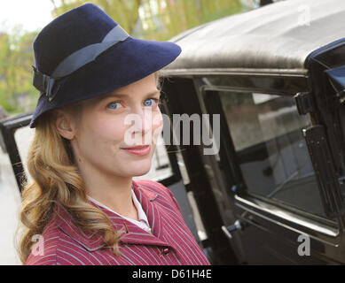 L'actrice Valerie Niehaus pose pour les caméras sur l'ensemble du téléfilm 'La Jolie Spy' à Berlin, Allemagne, 23 avril 2012. La période film situé dans la DEUXIÈME GUERRE MONDIALE, sera diffusé sur la station de télévision publique allemande ARD. Photo : Jens Kalaene Banque D'Images