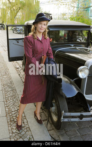 L'actrice Valerie Niehaus pose pour les caméras sur l'ensemble du téléfilm 'La Jolie Spy' à Berlin, Allemagne, 23 avril 2012. La période film situé dans la DEUXIÈME GUERRE MONDIALE, sera diffusé sur la station de télévision publique allemande ARD. Photo : Jens Kalaene Banque D'Images