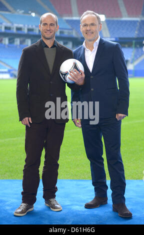 ARD expert football Mehmet Scholl (L) et ARD presenter Reinhold Beckmann, assister à une conférence de presse appelée par les stations de télévision publique allemande ARD et ZDF sur la diffusion de la coupe d'Europe de football 2012 à l'Imtech Arena de Hambourg, Allemagne, 24 avril 2012. Photo : MARCUS BRANDT Banque D'Images