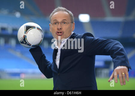 Présentateur ARD Reinhold Beckmann assiste à une conférence de presse appelée par les stations de télévision publique allemande ARD et ZDF sur la diffusion de la coupe d'Europe de football 2012 à l'Imtech Arena de Hambourg, Allemagne, 24 avril 2012. Photo : MARCUS BRANDT Banque D'Images