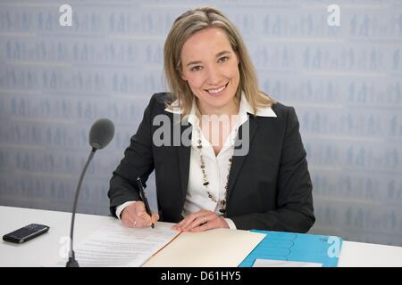 Le ministre fédéral de la famille allemande Kristina Schroeder siège durant une conférence de presse pour la signature de l'accord de coopération 'Perspective Comeback' ('Perspektive Wiedereinstieg') au ministère fédéral de la famille à Berlin, Allemagne, 25 avril 2012. Le ministère est de sept millions d'euros disponibles pour le rendre plus facile pour les femmes de retourner dans la vie professionnelle après interruption liées à la famille. Banque D'Images