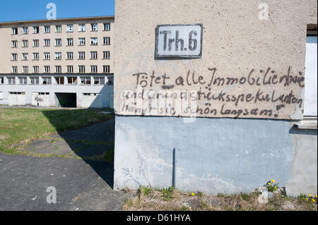 Je bloc de la Plage Resort installation Prora est représenté sur l'île de Rügen en Allemagne, Prora, 19 avril 2012. Les nouveaux acheteurs du bloc I sur l'ancien complexe hôtelier construit par les nazis sur l'île de Ruegen commencera la rénovation du facitily énumérés au début de 2013. 40 millions d'euros seront investis pour convertir les blocs vides en maison de vacances et appartements condiminiums ainsi qu'un possible hôtel. Banque D'Images