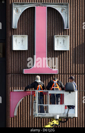 Le logo de Telekom est la descente d'un immeuble situé à Düsseldorf, Allemagne, 25 avril 2012. Employés de Telekom mettra l'accent sur leurs demandes dans le salaire mensuel actuel des différends avec une grève d'avertissement le mercredi. Photo : Matrin Gerten Banque D'Images