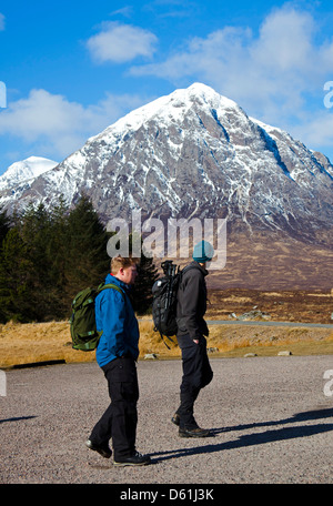 Deux hommes les promeneurs sur West Highland Way, les Highlands écossais, LochaberScotland, UK Banque D'Images