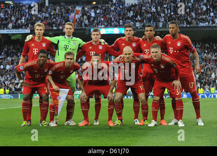 L'équipe de Munich (retour L-R) Holger Badstuber, gardien de but Manuel Neuer, Toni Kroos , Mario Gomez , Luiz Gustavo, Jerome Boateng (AVANT L-R) David Alaba, Philipp Lahm, Franck Ribéry, Arjen Robben, Bastian Schweinsteiger , poser avant la demi-finale de la Ligue des Champions de football match match retour entre le Real Madrid et le FC Bayern Munich au Santiago Bernabeu à Madrid, Espagne, 25 AP Banque D'Images