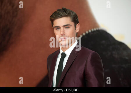 L'acteur américain Zac Efron arrive pour la première de 'The Lucky One' à Berlin, Allemagne, 25 avril 2012. Le film sera diffusé le 26 avril 2012. Photo : Joerg Carstensen Banque D'Images