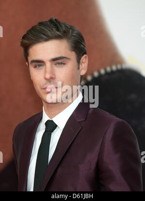 L'acteur américain Zac Efron arrive pour la première de 'The Lucky One' à Berlin, Allemagne, 25 avril 2012. Le film sera diffusé le 26 avril 2012. Photo : Joerg Carstensen Banque D'Images