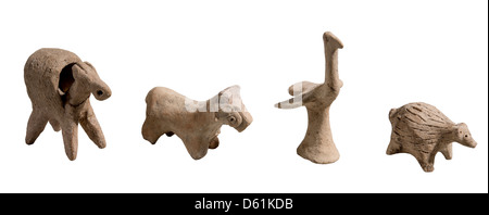 Quatre figurines d'animaux en terre cuite 2000 BCE de gauche à droite l'Âne, le cheval, oiseau et hedgehog Banque D'Images