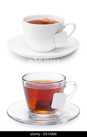 Deux tasses de thé avec des sachets de thé et des étiquettes vierges isolated on white Banque D'Images