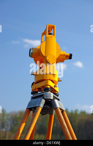 Gros plan du tableau de altometer sur ciel bleu Banque D'Images