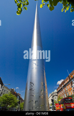 Close up vertical de la spire de Dublin sur O'Connell street sur une journée ensoleillée. Banque D'Images