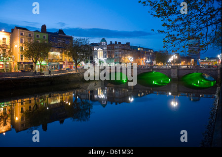 En aval de la vue horizontale O'Connell Bridge ou Uí Droichead Chonaill traversant la rivière Liffey à Dublin la nuit. Banque D'Images