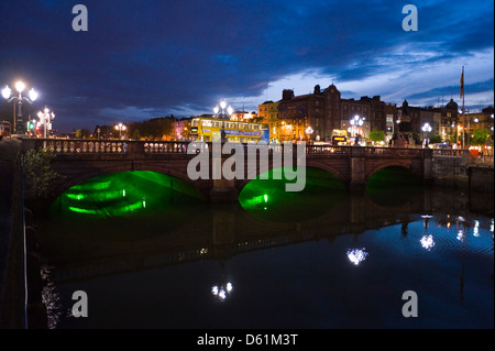 En amont de la vue horizontale O'Connell Bridge ou Uí Droichead Chonaill traversant la rivière Liffey à Dublin la nuit. Banque D'Images