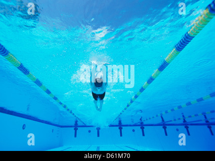 Underwater jeune homme thlete swimming in pool Banque D'Images