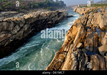 La rivière Narmada coule dans un canyon ou gorge de Marble rocks à Bhedaghat dans district de Jabalpur de Madhya Pradesh indien Banque D'Images