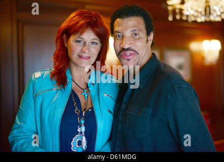 Superstar nous Lionel Richie et la chanteuse pop allemande Andrea Berg posent pour une photo à Berlin, Allemagne, le 26 avril 2012. Richie et Berg vont chanter en duo lors de l'émission de télévision ZDF 'Bienvenue chez Carmen Nebel" le 28 avril 2012. Photo : HANNIBAL HANSCHKE Banque D'Images