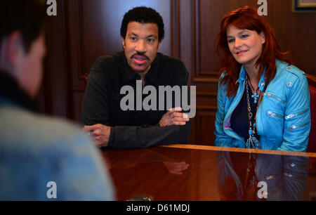 Superstar nous Lionel Richie et la chanteuse pop allemande Andrea Berg donner une interview à Berlin, Allemagne, le 26 avril 2012. Richie et Berg vont chanter en duo lors de l'émission de télévision ZDF 'Bienvenue chez Carmen Nebel" le 28 avril 2012. Photo : HANNIBAL HANSCHKE Banque D'Images