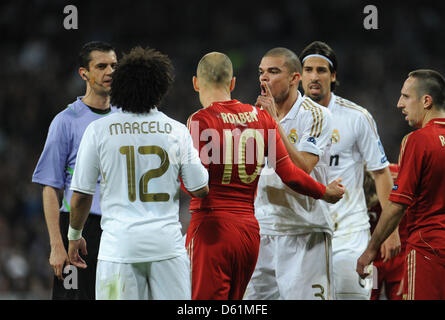 La Munich Arjen Robben (C) et de Madrid (Marcelo l, vue arrière))et Madrid, Pepe (3e R) soutiennent avec Viktor Kassai arbitre lors de la demi-finale de la Ligue des Champions de football match match retour entre le Real Madrid et le FC Bayern Munich au Santiago Bernabeu à Madrid, Espagne, 25 avril 2012. Photo : Andreas Gebert dpa Banque D'Images