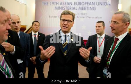 Le ministre des Affaires étrangères allemand Guido Westerwelle, répond aux questions des journalistes lors de la réunion des ministres des affaires étrangères de l'UE et l'ANASE à Bandar Seri Begawan, Brunei, 27 avril 2012. La présence de l'Westwelle à la réunion indique que l'Allemagne appuie les processus de démocratisation en Asie du sud-est. Photo : Sebastian Kahnert Banque D'Images