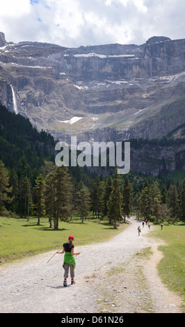 Randonneur des jeunes sur le chemin de le cirque de Gavarnie dans les Pyrénées Banque D'Images