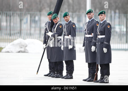 Berlin, 11 avril 2013. Salutation du Premier Ministre indien Manmohan Singh avec honneurs militaires par la chancelière allemande Angela Merkel dans la cour principale de la chancellerie fédérale à Berlin. Banque D'Images