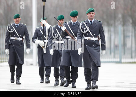 Berlin, 11 avril 2013. Salutation du Premier Ministre indien Manmohan Singh avec honneurs militaires par la chancelière allemande Angela Merkel dans la cour principale de la chancellerie fédérale à Berlin. Banque D'Images