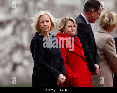 Berlin, 11 avril 2013. Salutation du Premier Ministre indien Manmohan Singh avec honneurs militaires par la chancelière allemande Angela Merkel dans la cour principale de la chancellerie fédérale à Berlin. Banque D'Images