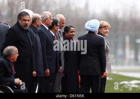 Berlin, 11 avril 2013. Salutation du Premier Ministre indien Manmohan Singh avec honneurs militaires par la chancelière allemande Angela Merkel dans la cour principale de la chancellerie fédérale à Berlin. Banque D'Images