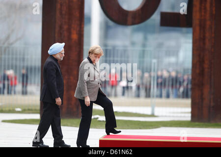 Berlin, 11 avril 2013. Salutation du Premier Ministre indien Manmohan Singh avec honneurs militaires par la chancelière allemande Angela Merkel dans la cour principale de la chancellerie fédérale à Berlin. Banque D'Images