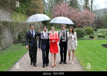 Grand-duc Guillaume et sa fiancée Stéphanie de Lannoy posent pour les médias après leur engagement officiel avec le Prince Félix (L), le Prince Louis et la Princesse Tessy (R) au château de Berg à Luxembourg, le 27 avril 2012. Photo : Patrick van Katwijk/ NETHERLAND OUT Banque D'Images