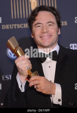 Comédien et acteur Michael "Bully" Herbig présente ses 'Bernd Eichinger Award' à la 62e Prix du Film allemand 'Lola' à Berlin, Allemagne, 27 avril 2012. Plus de 1800 acteurs, réalisateurs, producteurs, auteurs, les tailleurs, les gens de l'appareil photo, les maquilleurs et les compositeurs ont assisté au gala. Photo : Britta Pedersen Banque D'Images