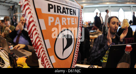 Les membres du parti suivre la réunion du parti fédéral du Parti Pirate à l'Holstenhalle Neumünster, Allemagne, au 28 avril 2012. Les députés du parti d'élire un nouveau conseil exécutif fédéral. Photo : Angelika Warmuth Banque D'Images