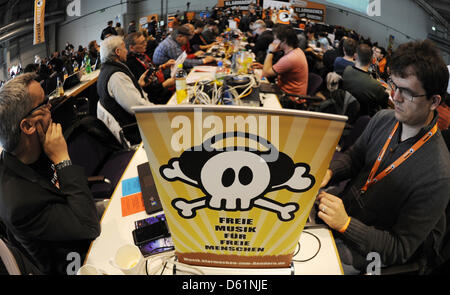 Les membres du parti suivre le parti fédéral réunion du Parti Pirate en Neumünster, Allemagne, 28 avril 2012. Les députés du parti d'élire un nouveau conseil exécutif fédéral. Photo : Marcus Brandt Banque D'Images