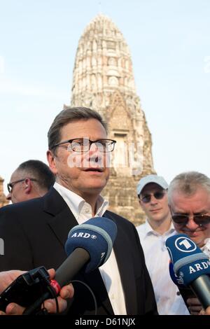 Le ministre des Affaires étrangères allemand Guido Westerwelle visites le complexe du temple de Wat Ratchaburana à Ayutthaya, Thaïlande, 28 avril 2012. Westerwelle est en visite en Thaïlande sur le 150e anniversaire de German-Thai relations. Photo : Sebastian Kahnert Banque D'Images