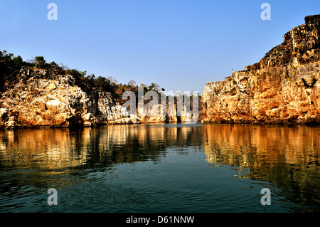 Narmada River coule à travers un canyon ou gorge de Marble rocks à Bhedaghat dans district de Jabalpur des Affaires indiennes de l'état de Madhya Pradesh. Banque D'Images