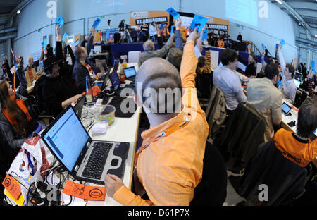 Les membres du parti suivre la réunion du parti fédéral du Parti Pirate à la convention annuelle de deux jours du parti en Neumünster, Allemagne, 29 avril 2012. La conférence annuelle du Pirate allemand est tenu à Neumuenster pendant le week-end 28 et 29 avril avec l'un des membres présents ayant droit de vote. Certains pirates 2 000 sont attendus au congrès du parti. L'Allemagne, le Parti Pirate fr Banque D'Images