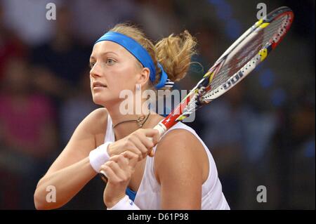 Petra Kvitova de la République tchèque sur la balle à Maria Scharapova de Russie pendant leur demi-finale au tournoi de tennis WTA à Stuttgart, Allemagne, 28 avril 2012. Photo : Marijan Murat Banque D'Images