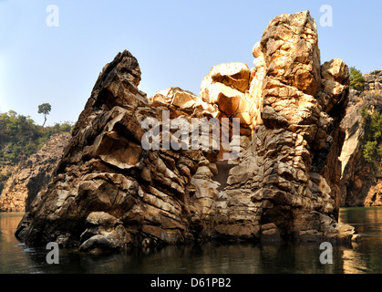 Narmada River coule à travers un canyon ou gorge de Marble rocks à Bhedaghat dans district de Jabalpur des Affaires indiennes de l'état de Madhya Pradesh Banque D'Images