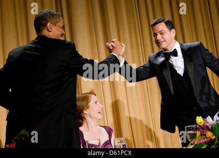 Le président américain Barack Obama (G) donne un haut-cinq avec le comédien américain Jimmy Kimmel au 2012 White House Correspondents Association qui a eu lieu à l'hôtel, à Washington, DC, USA, 28 avril 2012. Photo : Kristoffer Tripplaar / Piscine via CNP Banque D'Images