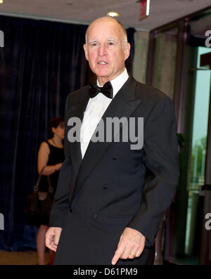 Gouverneur Jerry Brown (démocrate de Californie) arrive pour le 2012 White House Correspondents Association Dîner organisé dans un hôtel de Washington, DC, USA, le 28 avril 2012. Photo : Ron Sachs / CNP (ATTENTION : Embargo jusqu'à 4:00 pm HAE, Dimanche, Avril 29, 2012 - Pas de New York ou le New Jersey Journaux ou journaux dans un rayon de 75 km de la ville de New York) Banque D'Images