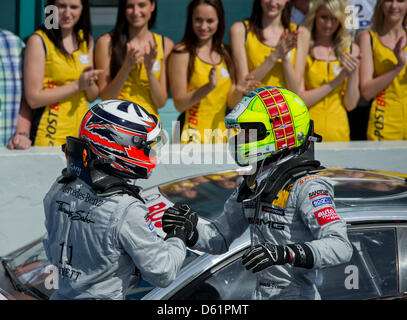 Deuxième placé Mercedes race driver Jamie Green (R) félicite Mercedes britannique Gary Paffett pilote de course après avoir remporté la première course de la Masters allemand de voitures de tourisme (DTM) à Hockenheim à Hockenheim, Allemagne, 29 avril 2012. Photo : UWE ANSPACH Banque D'Images