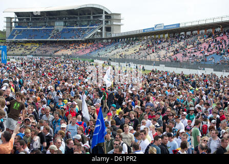 Les gens assistent à la cérémonie de présentation après la première course de la Masters allemand de voitures de tourisme (DTM) à Hockenheim à Hockenheim, Allemagne, 29 avril 2012. Photo : UWE ANSPACH Banque D'Images