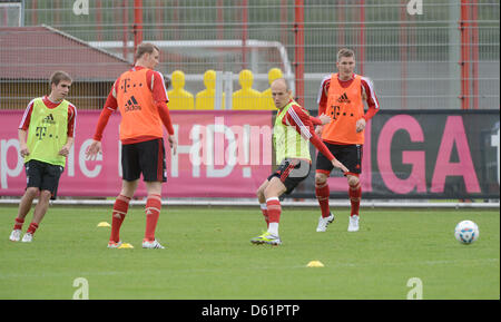 Le Bayern de Munich, Philipp Lahm (L-R), Manuel Neuer, Arjen Robben et Bastian Schweinsteiger en action avec la balle lors d'une session pratique de soccer club Bundesliga Bayern Munich, sur le terrain de sport du club à Munich, Allemagne, 29 avril 2012. Photo : Felix Hoerhager Banque D'Images