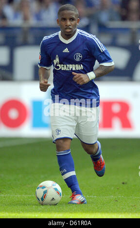 La Jefferson Farfan Schalke passe le ballon au cours de la Bundesliga allemande correspondent à bwetween FC Schalke 04 et le Hertha BSC à la Veltins Arena de Gelsenkirchen, Allemagne, 28 avril 2012. Photo : Caroline Seidel Banque D'Images